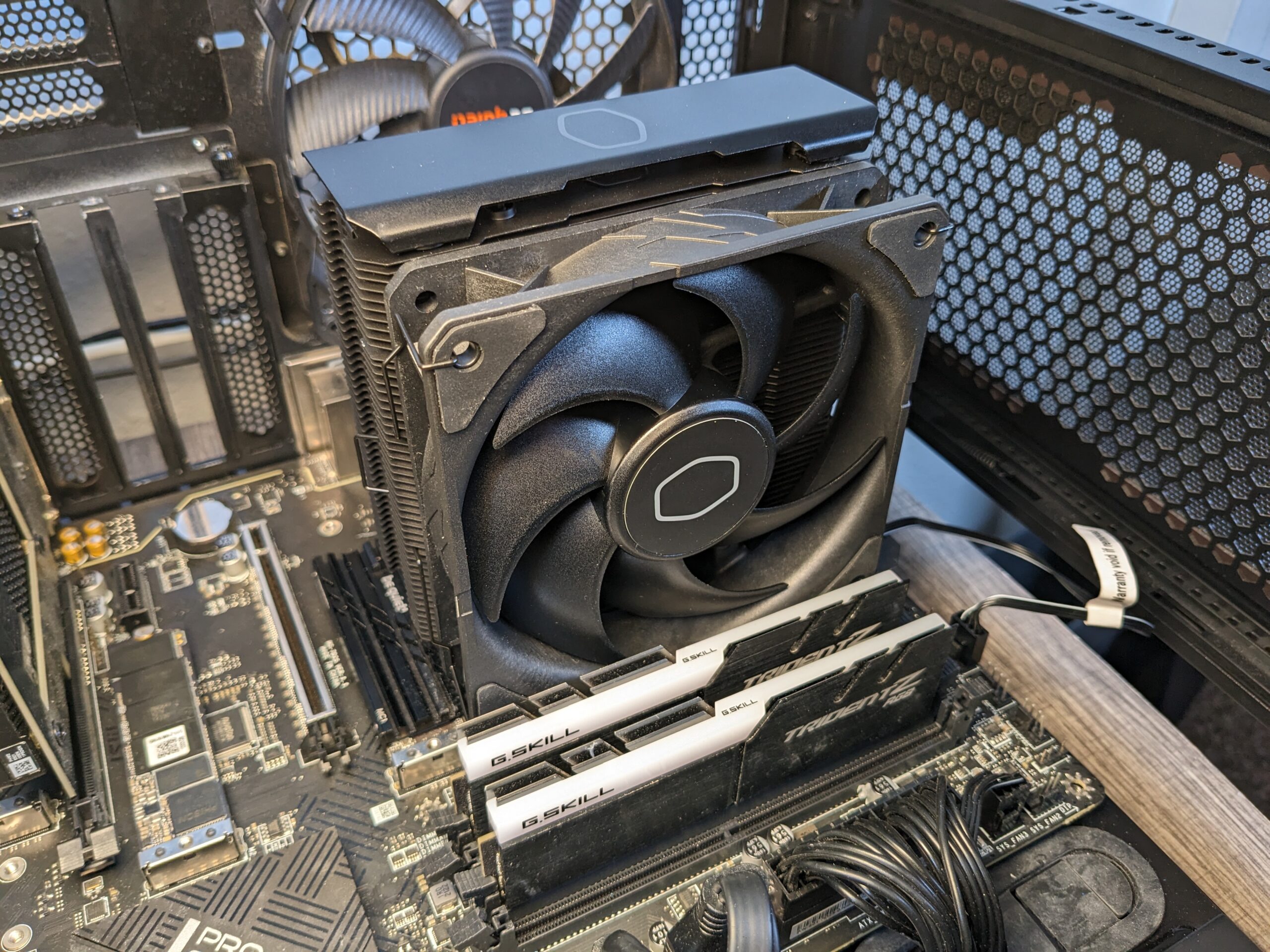 The CPU Cooler that doesn’t stop evolving : Cooler Master Hyper 212 Black with SickleFlow Edge Review, tested with Intel’s i7-13700K